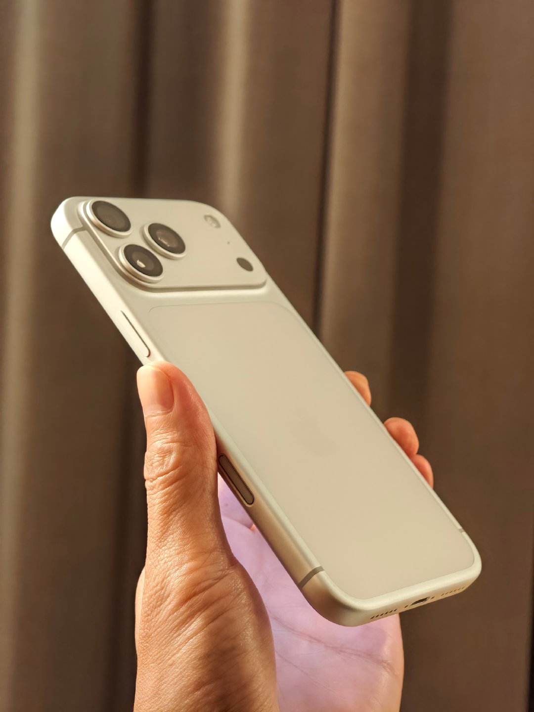 去年从iPhone14Pro Max 换到iPhone17 Pro Max导完数据就有一种如换的感觉了，今年18Pro系列更新这么少，估计这种如换的感觉会更强。[允悲] ​