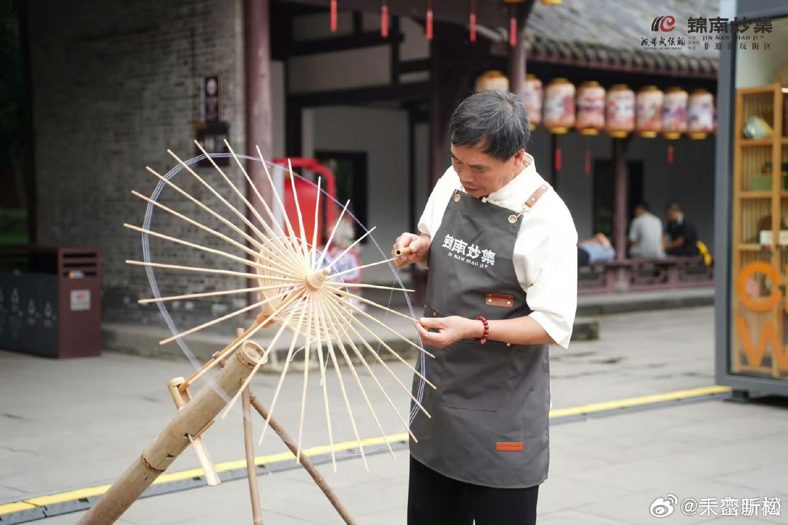 #武侯祠把非遗市集玩成了三国副本#古祠配市集，NPC沿街巡游，白天看大师秀手艺，晚上听歌看演出，一趟逛下来，沉浸式体验三国氛围感，太会玩了。 ​