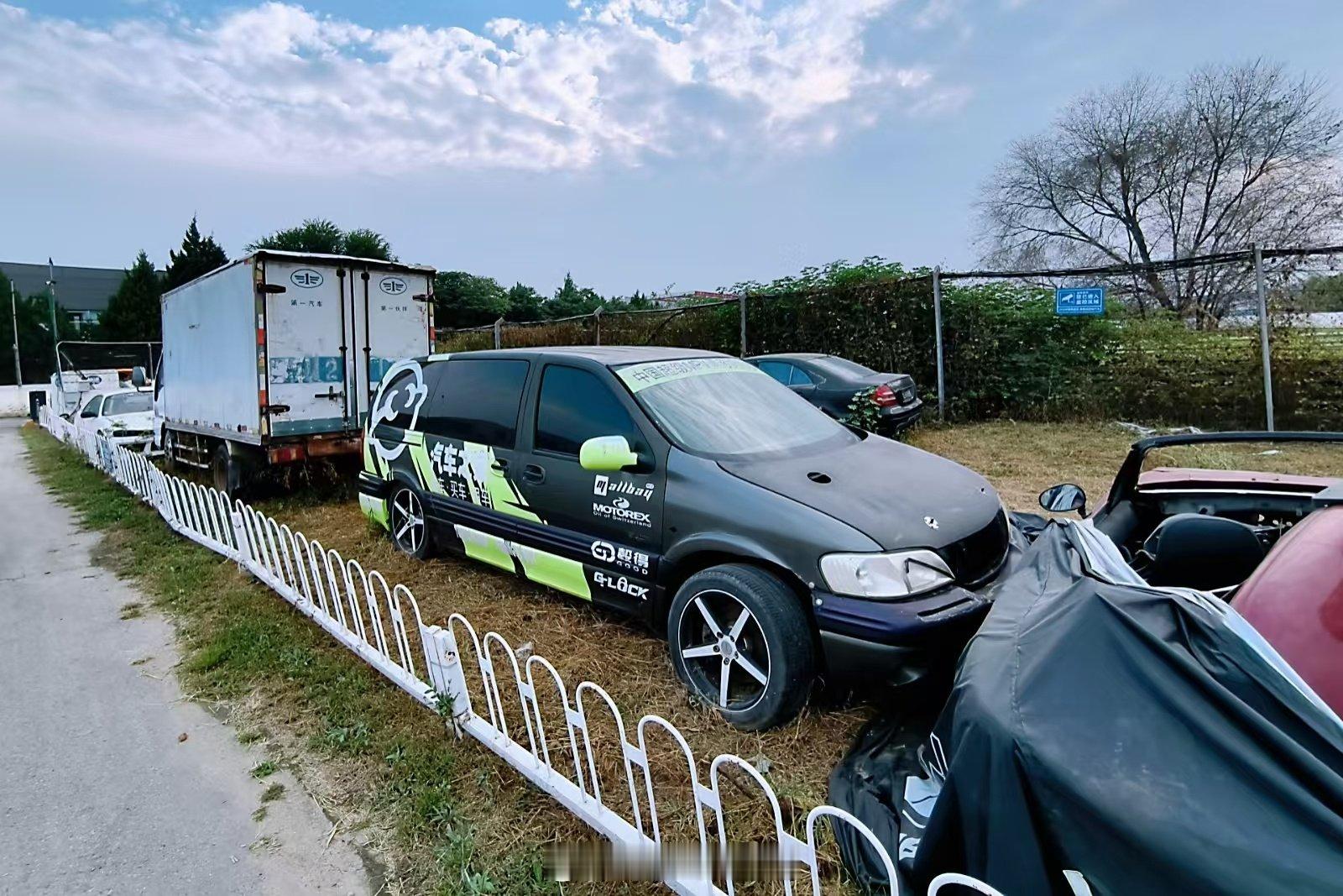 哎？这不是前几年汽车之家搞的那台GL漂移车么？咋遗弃了……#别克gl8# #汽车改装# #MPV[超话]# ​