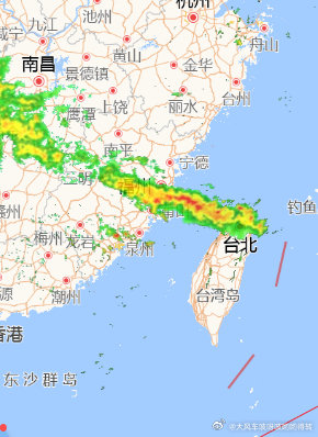 #莆田暴雨防洪堤塌方171人紧急转移# 看这个架势，还有好几天要下雨，现在外面还是很大雨，完犊子了 ​