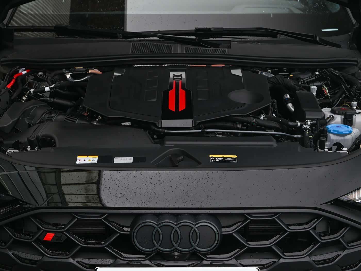 #新车# 奥迪S5 AVANT，3.0T引擎的旅行车，帅是真帅，但价格估计挺贵的，去年开过这一代2.0T的A5，表现相当棒，运动感很足，质感也蛮好的，这个3.0T的S5想必会更好，这个车引进旅行版我觉得比较正确，反正这种大排量的运动轿车也不好卖了，干脆就引进更个性的旅行版，吸引这些追求个性的高净值用户。 ​