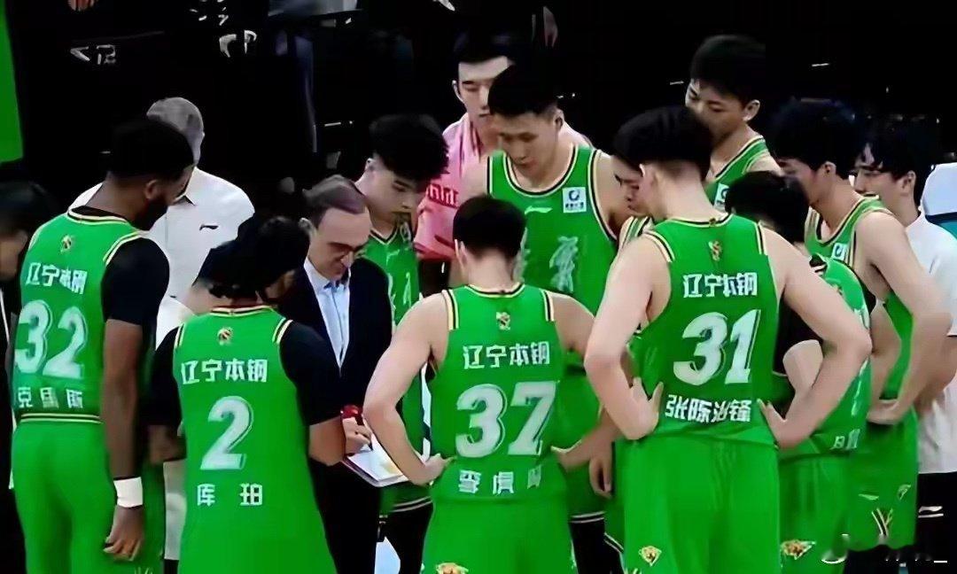 #CBA常规赛北控男篮战胜江苏队# 主场对决落幕！北控男篮迎战江苏男篮，全场鏖战过后，北控以93比82取胜，在2026-2027赛季CBA常规赛前三轮拿到2胜1负的战绩。 ​