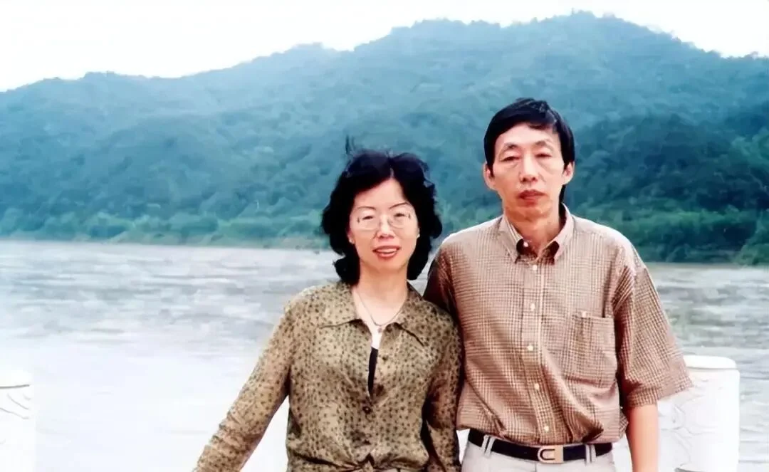 舒婷结婚，立三条规矩：不做家务，小两口单独