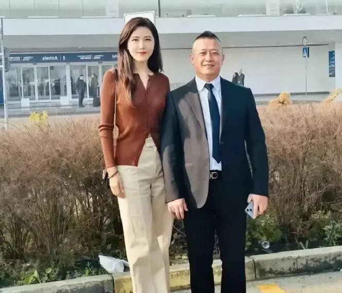 她是两百年难遇的美人。保剑锋在采访里说过，中戏两百年的岁月里面没有出现过这么好看的。2026年，曾黎49岁，网上翻来覆去问的还是同一件事：结没结婚。
这事她自己在2021年《乘风破浪的姐姐2》上就说过。原话是，很多人都以为她已经结婚了，但其实并没有，她至今未婚。她的说法是，爱与被爱，不是用结婚与否来