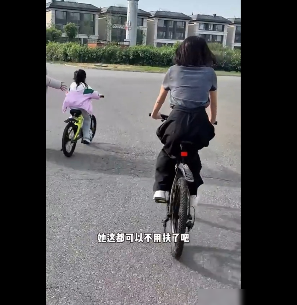 付辛博在马路牙子上小跑，手虚虚护着闺女的车把，颖儿骑车跟在一旁，小月亮蹬得飞快。
这画面要换成别的明星家庭，大概率是保姆车跟着，三个助理举着手机。
这对夫妻的分工才叫真不扫兴。付辛博管摔着长，带闺女骑行、慢跑、上刺激项目，摔了扶起来继续。颖儿管规矩长，才艺课游泳课排满，假期直接空出两个月档期专门