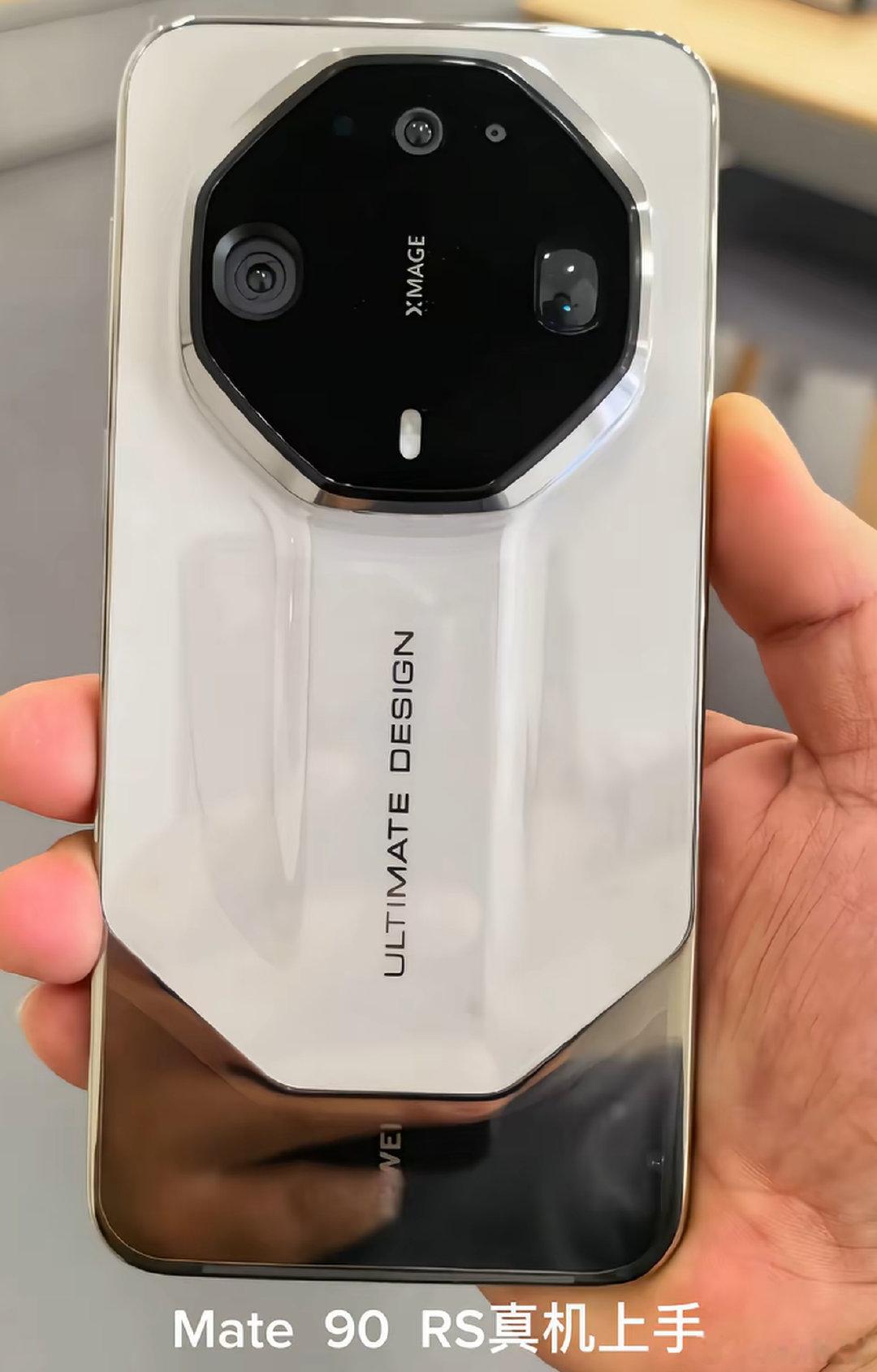 之前有网友问这次的Mate90 RS有没有经典的黑白配色？当然有，只不过是双拼的熊猫 大家看看这个颜值和质感怎么样？个人感觉还是不错的，你永远可以相信华为旗舰的真机质感#华为##畅聊数码新品##鸿蒙##科技# ​