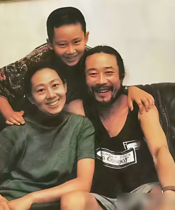 李雪健这张全家福，把我看愣住了。
一头长发，满脸胡须，笑得像个邻家大爷。旁边于海丹，还有儿子李亘，一家三口，全在笑。
谁能想到，这老头耳朵是聋的。
当年鼻咽癌，命差点没了。治好之后，声带坏了，听力也没了。别人拍戏对台词，他拍戏背下对手全部词，就盯着对方嘴型演。
郭帆说，他连眼皮都会演戏。孙道
