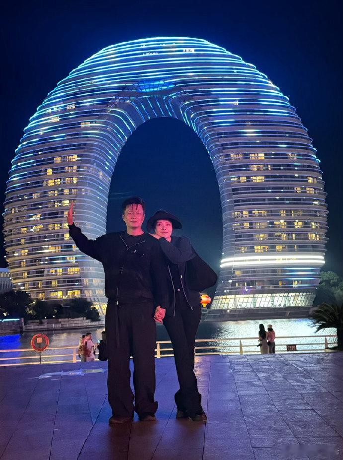 徐冬冬尹子维还是太有梗了徐冬冬尹子维打卡月亮酒店 湖州月亮酒店打卡合照，这错位拍照也太会玩梗了哈哈哈 ​​​