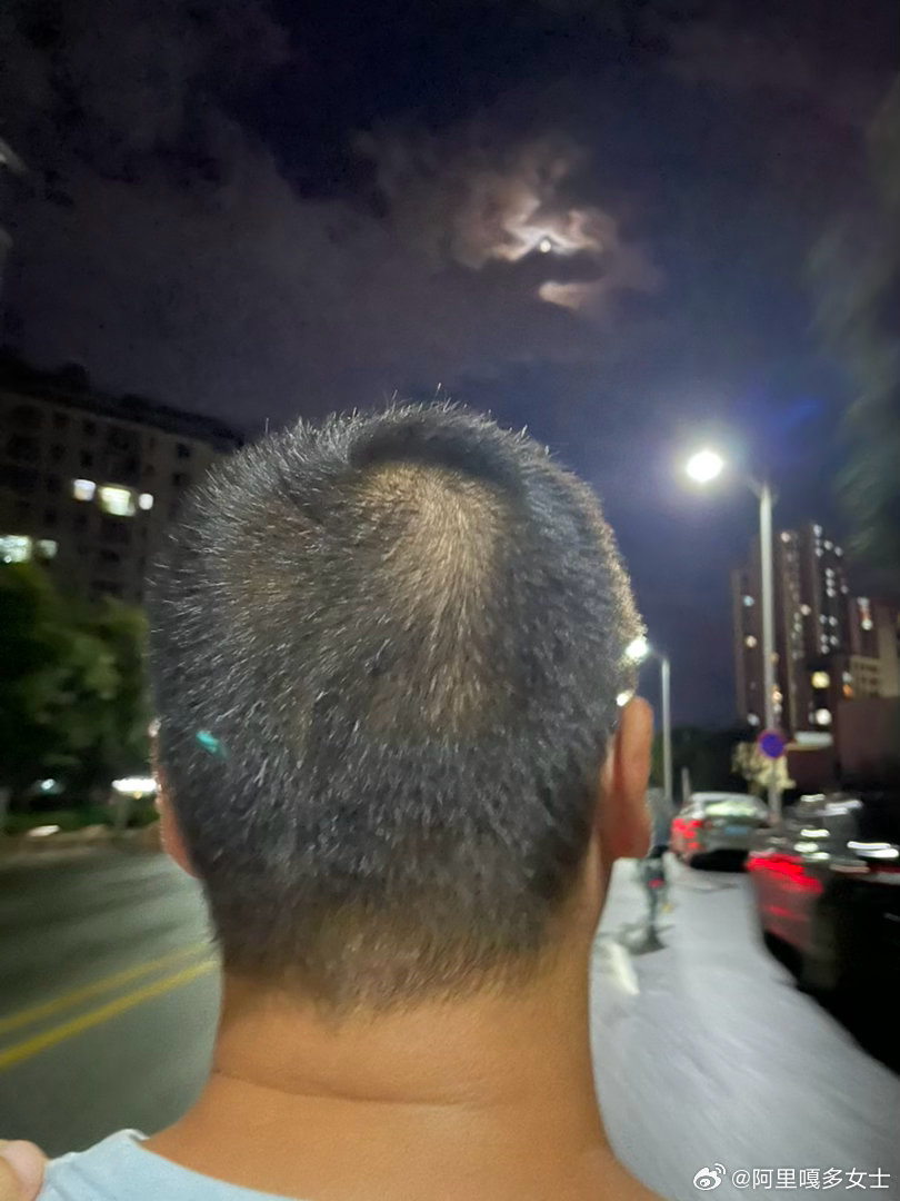 清理相册
看到这张照片

某个夏天晚上
小龙哥骑着电驴接我回家
后座的我问出了那些羞耻的话
“我们会永远在一起吗
虽然是两轮但也觉得很幸福
我们会有四轮吗
我们会变有钱吗

两轮的“穷日子”过了很久
大理环洱海也只舍得租两轮
大冬天冻得涕泗横流
半路没电🪫路边蹲等老板送电池

现在有了四轮
虽 ​