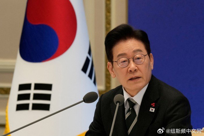 【李在明施政好评率再创新低 跌至37.4%】#韩国[超话]# 民调机构Realmeter 7日公布的调查结果显示，韩国总统李在明的施政好评率为37.4%，连续8周下降并再次刷新最低纪录。#NEWSPIM# ​