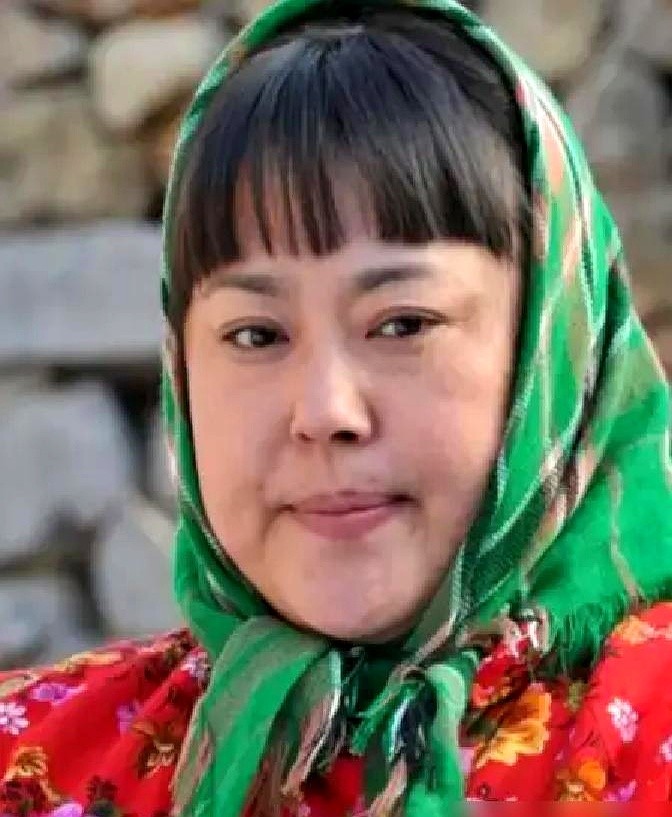 50集戏拍半年，片酬只给8万。李菁菁把剧本往桌上一扔：“这活儿我不接！”

她转头回家跟老太太抱怨剧组抠门。她妈一听阵容，急得直拍大腿：“郑晓龙导演，张国立蒋雯丽挑大梁，这戏你倒贴钱都得去！”

李菁菁咬牙要了9万进组。在片场她天天盯着老戏骨怎么走位怎么接词，把剧本翻得起了毛边。

戏一播，“庄嫂”