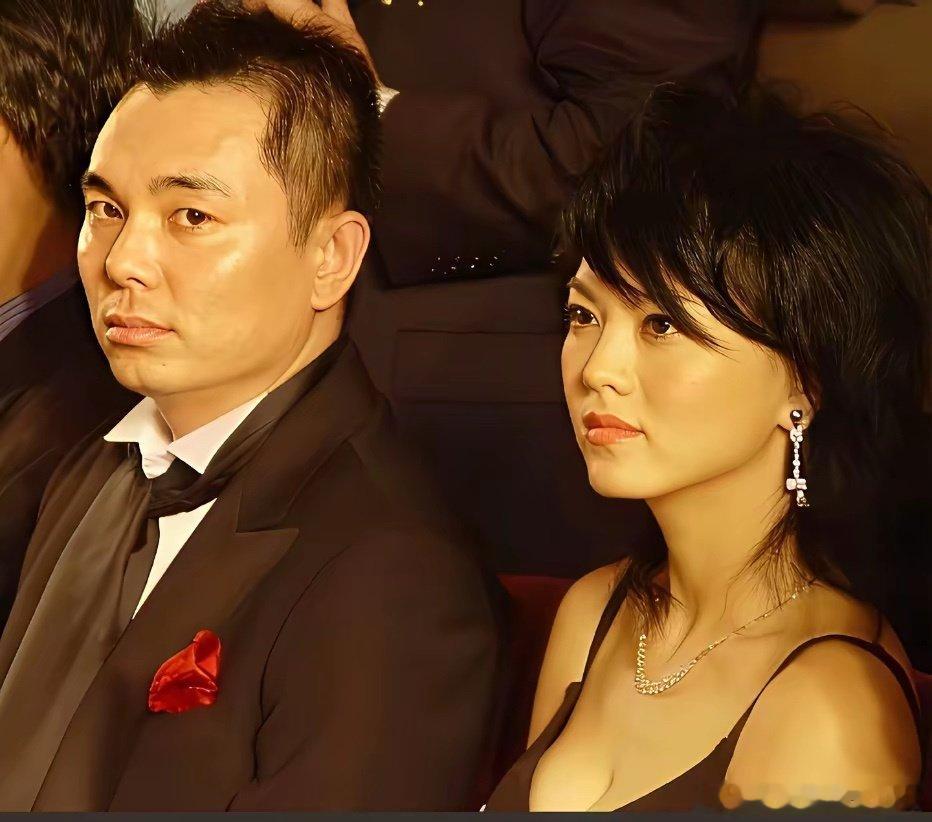 当年，李湘与前夫李厚霖出席活动时的一张留影，那时候的李湘年轻时尚，但分手后，李厚霖却说像她这样的女孩大街上一抓一大把。 ​