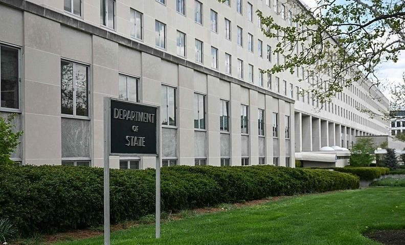 9月18日美国国务院点头批准了一笔26.8亿美元的军售大单，专门给乌克兰的防空系统做研发升级，国会那边也已经收到了通知。这笔钱不是小数目，换算下来够不少中小国家一整年的军费开支了。美方对外说得很直白，就是要帮乌克兰把头顶上的防护网织得更密实一些，防空能力再往上提一提。可咱们平心而论，仗打到这个份上，