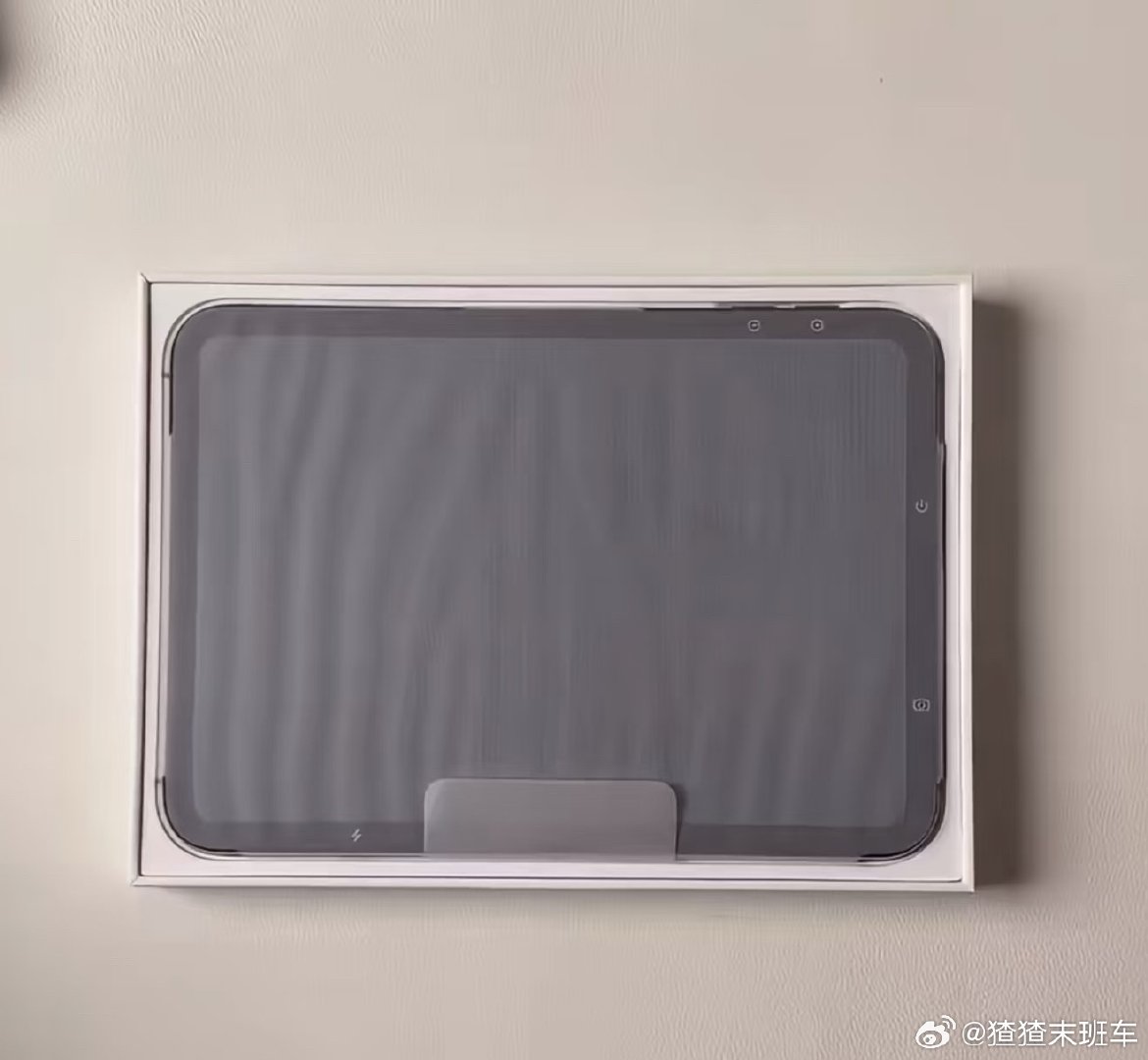 iPhoneDuo开箱，这个包装手机的膜确实让人很意外，就是感觉质感一下拉垮了，不符合苹果的调性[并不简单] ​
