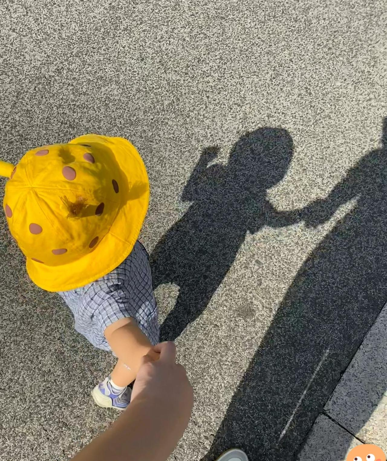 外公外婆该不该给外孙掏奶粉钱？ 法律说：不掏也行。 现实是：北京朝阳法...