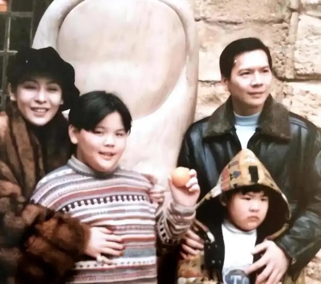 向华强宣布遗产全部交给儿媳郭碧婷管理，两个亲儿子只能按月领生活费，向佑对此直喊不公平。向太已经把向佑微信拉黑，向华强也没有他的微信，向佑想见父亲一面，只能通过秘书传话，得到的回复永远是“没时间”。这个安排背后是一笔很清楚的账：向佑早年留学时每月电话费两万多块，没有一个是打给父母的；创业开宠物店开餐厅