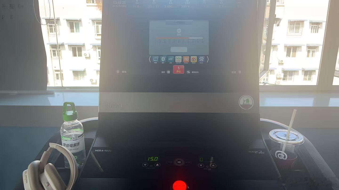 水是昨天取得[允悲]箱子是今天空的（冰箱里面放了三瓶）我跟我妹人均“水...