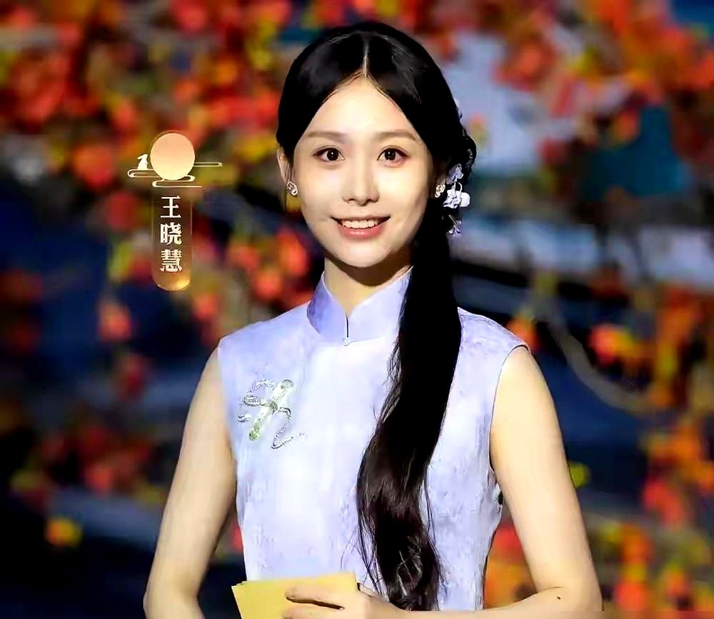 这事儿真有点意思，九万六的高定，竟然没干过六千五的新中式。

红毯上，李思潼那身迪奥黑西装，把人裹得严严实实，看着就闷。旁边的王晓慧，一身金色长裙，简简单单，反而整个人都在发光。

镜头拉近，李思潼的脸是好看，但衣服太沉，压住了那股子灵气，显得很紧绷。王晓慧就不一样了，衣服料子飘逸，人也舒展，那种松