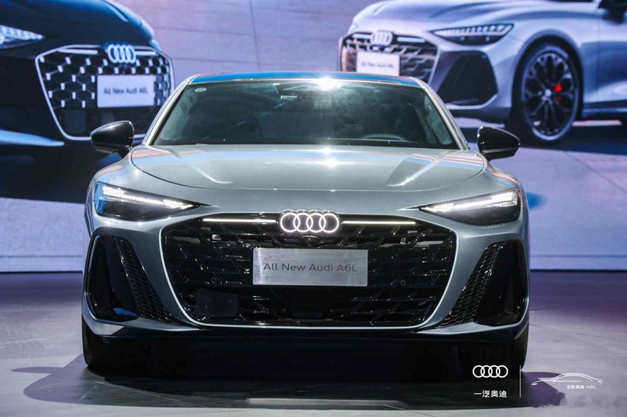 数字矩阵LED大灯，全新奥迪A6L塑造夜间凝视灯光符号
夜间行车，一套兼顾照明性能与辨识度的大灯，对行车安全十分关键🌙。全新奥迪A6L搭载同级领先数字矩阵式LED大灯，灯腔内加入精致金属饰条，打造“金属眼皮”的独特视觉特征，远距离也能够轻松识别车型✨。大灯位置适度抬高，和低位布置的单框格栅 ​