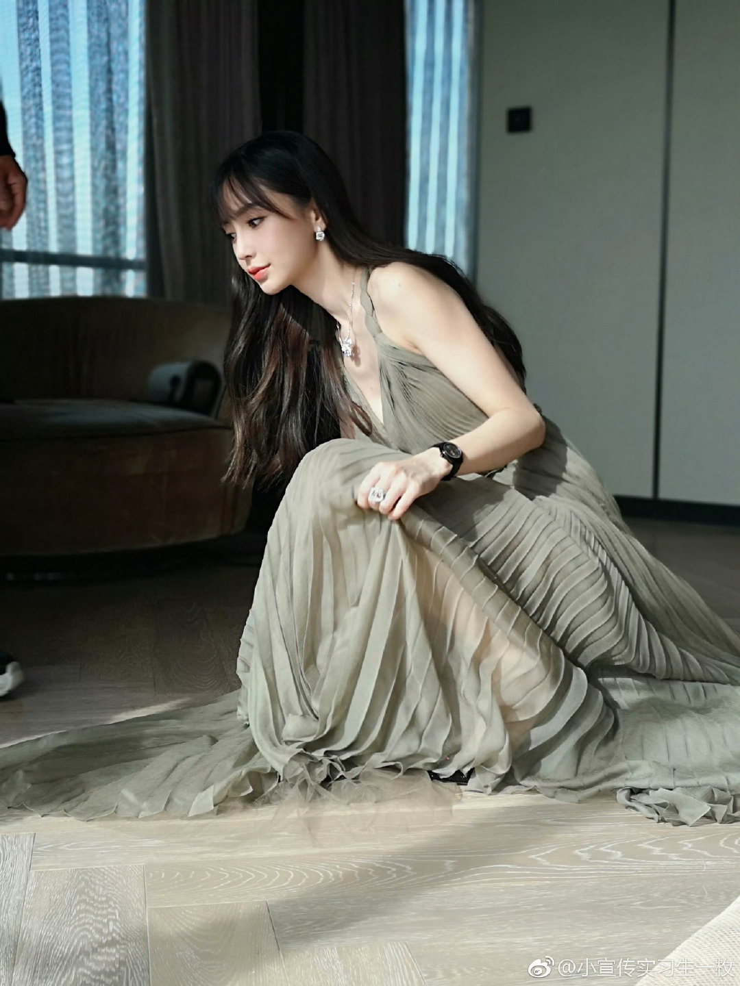 #angelababy[超话]# /#angelababy到小海绵学校开家长会# 

想念姐姐🥰🥰

​