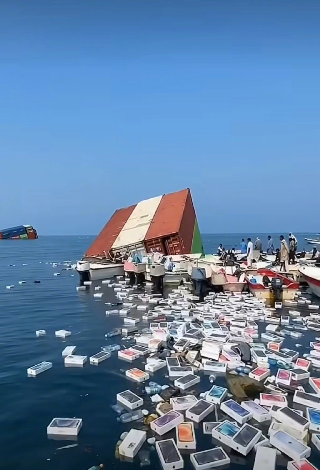 #客服回应大量iPhone漂浮海面#

泡水机，不影响使用。 ​
