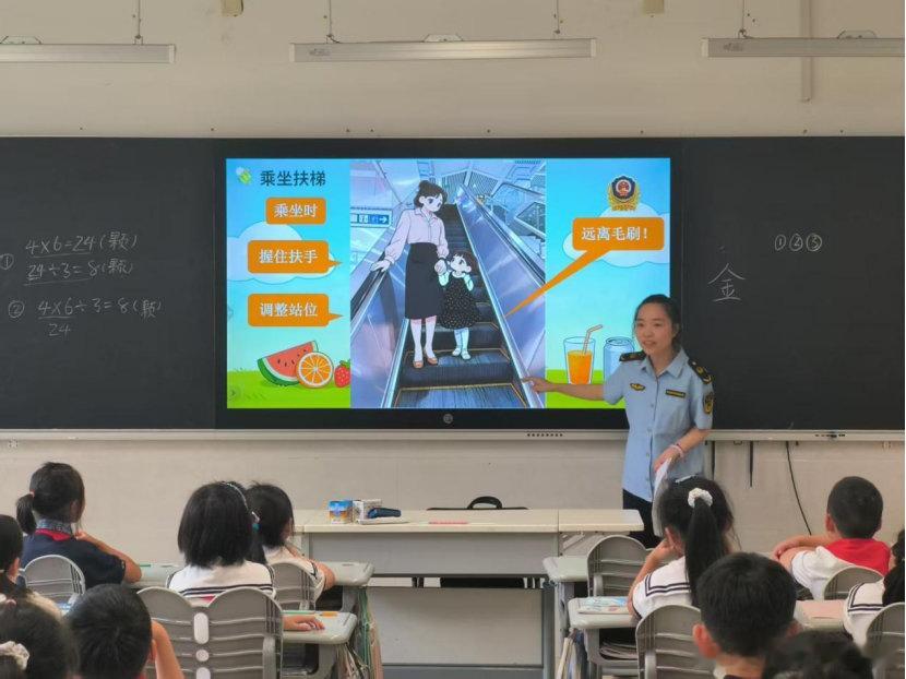 #区局动态#【市场监管守护校园安全】近日，罗店所走进上海世外教育附属宝山美兰湖实验学校，通过共享科普资料、推送特种设备安全宣讲视频、互动提问、案例科普等形式，面向青少年普及外卖食品安全，扶梯、电梯等特种设备安全知识，为同学们送上实用的开学第一课。 ​
