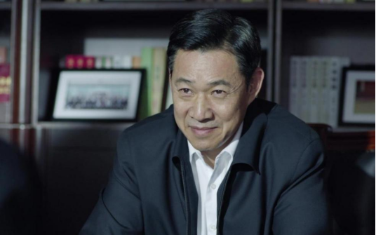 近年来有一个明显的变化：干部任免和管理权限逐渐上收，以及由此造成的越来越普遍的跨省、跨市流动。
众所周知，根据管理权限的不同，公务员们分中管干部、省管干部、市管干部和县管干部；其中的逻辑通常是向下一层，即正/副部级为中管干部、正/副厅级为省管干部、正/副处级为市管干部……
这套规矩以前挺“地头蛇”的