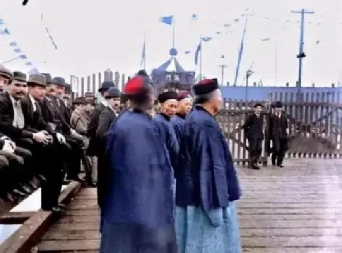 1896年，李鸿章访问美国，为了突显重视，特意穿上了慈禧太后御赐的黄马褂，然而他并没有想到，他在穿着时髦西装的美国人眼中，却是“奇装异服”，成了众人眼中的“异类”！
 
在华尔道夫酒店的套房里，李鸿章接过幕僚递来的报纸。他眯眼看了看上面的英文标题，又侧头听翻译低声解释。李鸿章的手在黄马褂的扣子上停了