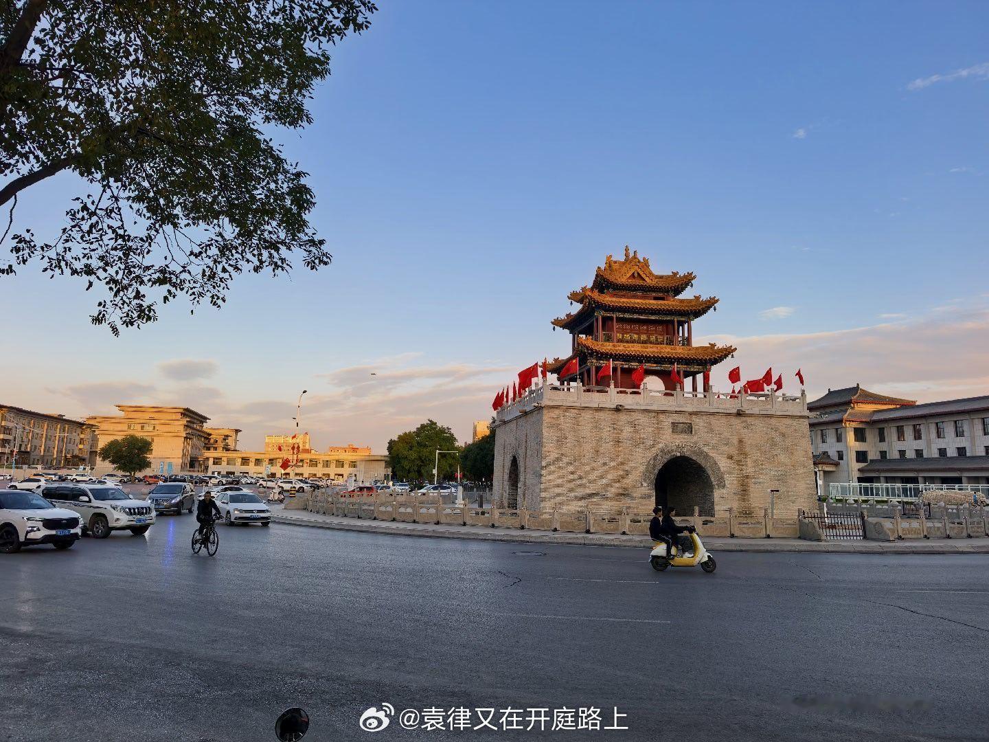 袁律又在开庭路上……接着昨天，今天继续在定边县人民法院开庭，被告是一个憔悴的中年男子，最初不认可起诉金额。我坐下来耐着性子一期一期一笔一笔给他仔细核对看，最后一分钱都不错，被告只能低头不语。图二是定边的鼓楼，以及明长城遗址，可体会边塞的秋高气爽和旷达 ​