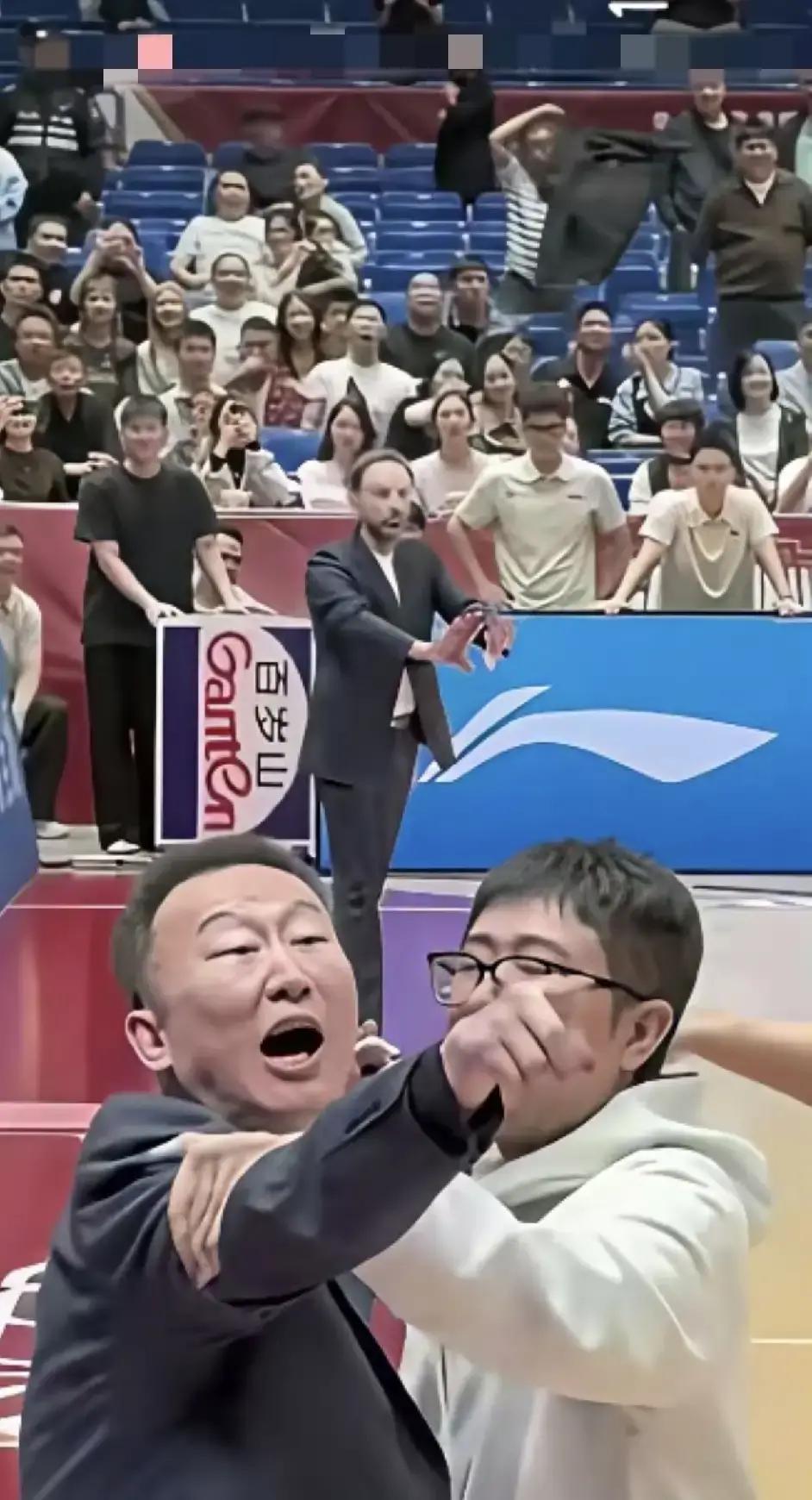 重回老东家主场不仅没捞着半点温情，还被看台狂喊下课，甚至因还嘴吃了技术犯规，刘维伟昨晚在义乌算是把人情冷暖看透了。
青岛队现在伤病满营，杨瀚森打不了，外援威瑟斯庞也没法上场。
明眼人都清楚，这套残阵碰上兵强马壮的浙江稠州，换谁来执教也是凶多吉少，吞下连败并不意外。
让人心里犯堵的是现场某些球迷