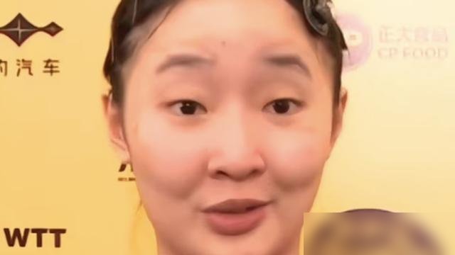 刚拿了世界第一的松岛辉空，混双半决赛直接把拍子甩飞了。
张本美和赛后用中文跟记者倒苦水：我俩风格完全对不上，互相读不懂战术，只能自由发挥。她说松岛在场上不跟她交流，暂停时教练说话他也不听。
最扎心的是张本美和那句“全靠我一个人补位”。
这哥们19岁登顶男单世界第一，历史最年轻。单打确实猛，但双