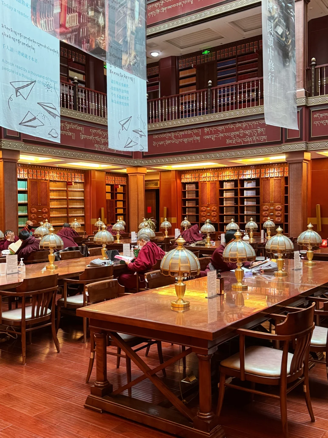 幸运地进入了佛学院的莲州图书馆，太殊胜了