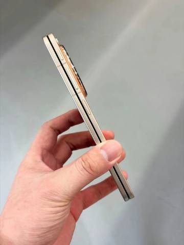 我觉得至少在两年内应该没有折叠屏，在闭合状态下的厚度会超越荣耀Magi...