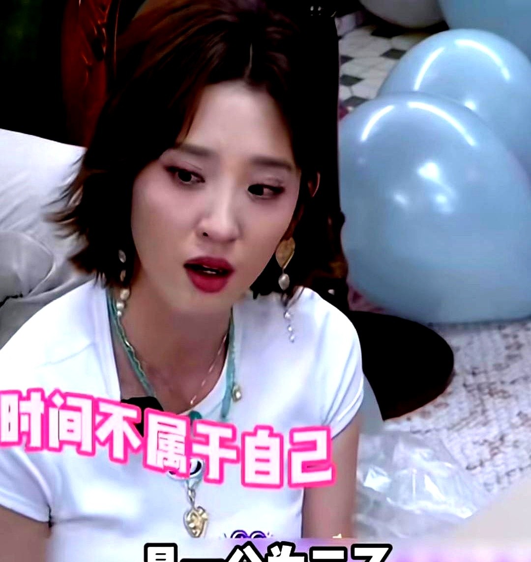 唐艺昕叹了口气，直言当妈后时间被生生劈成了两半。

话音刚落，旁边的孙怡连连点头，像极了找到组织的打工人。没生娃的李小冉端着杯子，看着这俩妈妈大倒苦水，满眼都是对另一种生活的感叹。

几个女明星凑一桌闲聊，话题根本绕不开孩子。唐艺昕戳破了真相，现在连发呆都要看表，时间一半留给自己，一半全砸在娃身上。