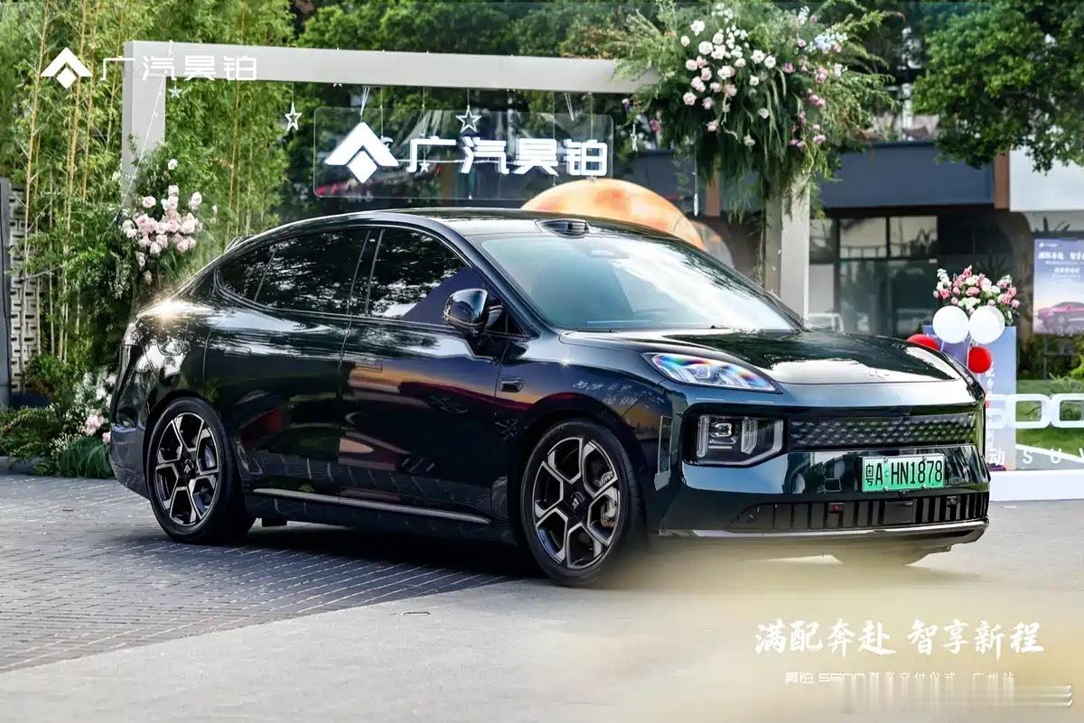 开了两年电车，接触到昊铂S600之后，感觉它刚好踩中我对家用新能源车的全部期待。
配置给得很实在，零重力座椅、后排按摩、冷暖冰箱、HUD都是标配，高配还有空气悬架与可调减震。日常通勤有智驾减负，全家出行舒适省心，兼顾生活烟火气和自驾出行，很适合普通家庭。
#好友玩昊车 #广汽昊铂  ​