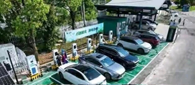 家用买车真实感受：长途才看得出油车、电车差距

国庆跑了600公里长途，切实体会到，家用选车，不能只看日常用车成本，节假日长途出行体验也很关键。
 开油车上高速补能十分省心。油表过半，随便找个服务区，加油站随处可见，排队少，加油两三分钟就能继续上路。反观服务区的充电区，却是另一番景象，快充桩前面排
