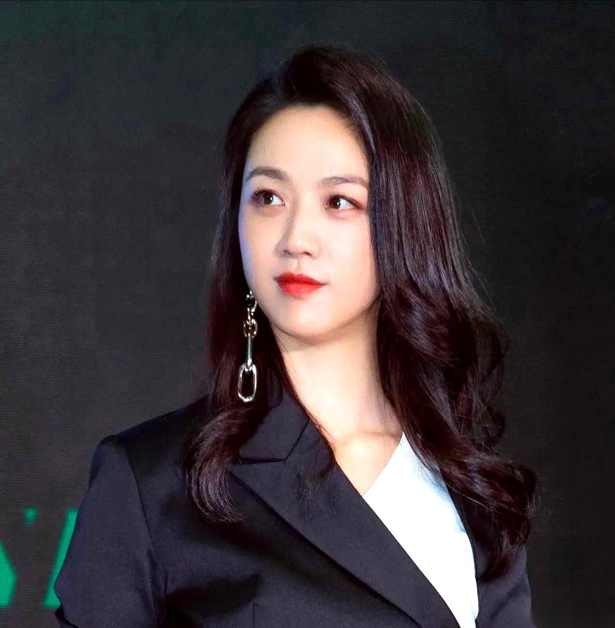 汤唯跟韩国导演金泰勇结婚十年，两口子至今谁都没特意去学对方的母语。
两人谈恋爱和日常居家过日子，全靠英文在撑着。
金泰勇当年一口答应等有空带她出门学的韩文课，至今一次都没兑现过。
很多人以为跨国夫妻过日子，非得把对方的家乡话说得滚瓜烂熟，才算交了心。
其实根本不是那么回事。
母语这东西，有时候杀伤力
