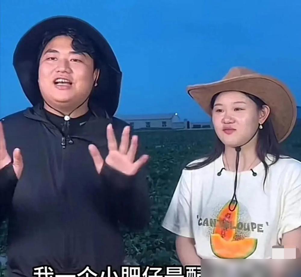 22岁奥运冠军退役，亲妈攥着她三张银行卡，连81万奖金都没还。
张家齐录《我家那闺女》，一句话把全网炸醒了：我是队里养大的。从10岁到22岁，工资、津贴、比赛奖金，全在母亲肖英杰手里。银行卡、密码，一个没给她留。
节目里母亲哭着道歉，想修复关系。她只回了四个字：已经晚了。不吵不闹，也不强行和解，