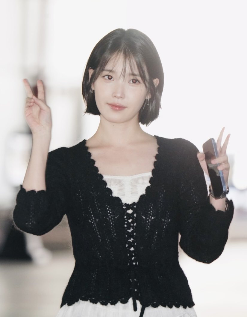 #IU[超话]#🐥#IU李知恩出道十八周年快乐# 
onlyU消息- 260920 和 演唱会电影重映舞台问候
高清饭拍图
以及生图
【cr: ou_seumojeiuy】
—☆#IU#☆李知恩☆#iu# —
🔮IU 个人IG【dlwlrma】
🔮IU 官方IG【iu_edamofficial】 
#IU韩国第一女solo# ​