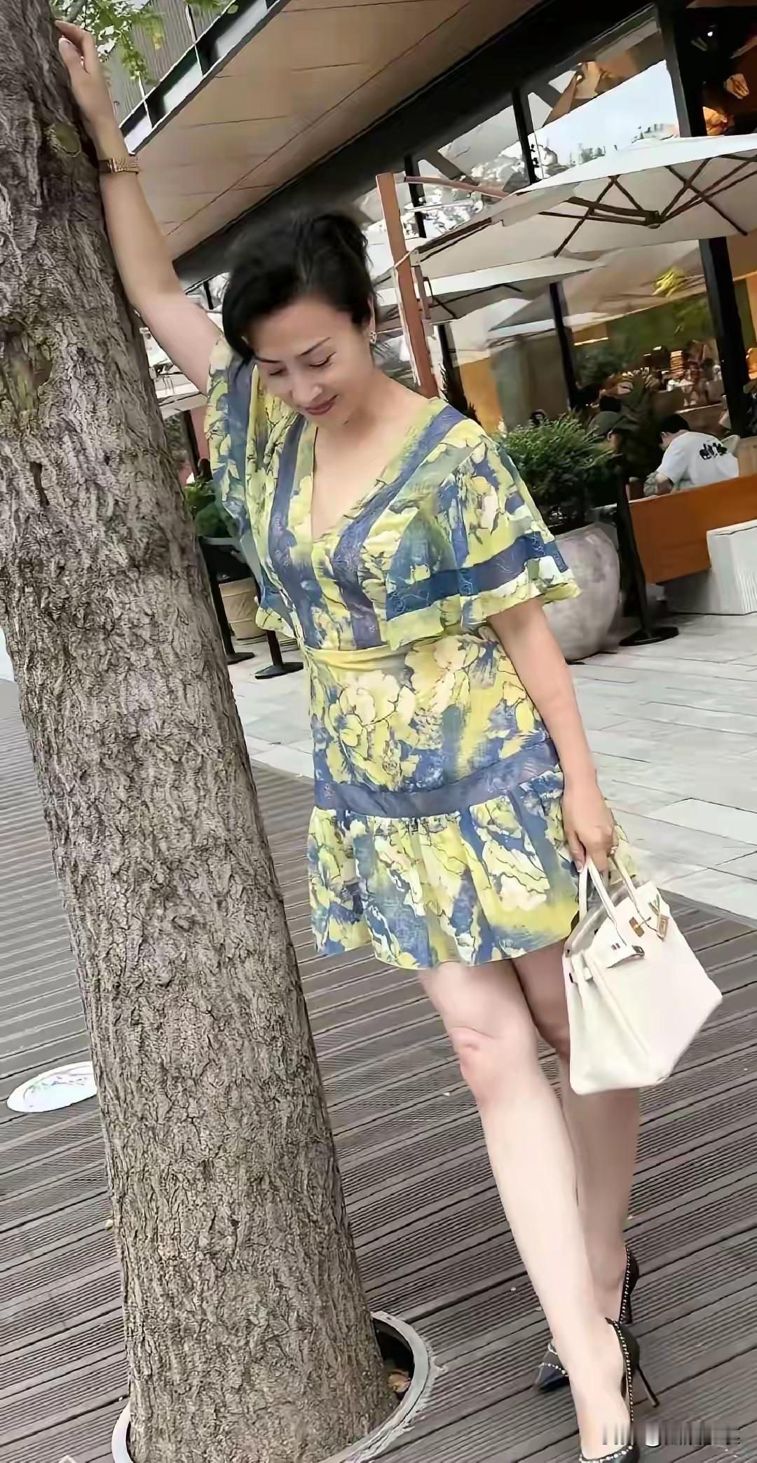 成熟女性魅力巅峰！她气质卓然，优雅丰腴，尽显天姿国色