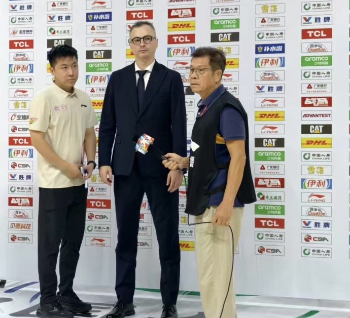 广东男篮主帅、崔永熙赛后发声，广东在试错中迎来转机
昨晚广东宏远主场96:78击败浙江广厦，拿下新赛季第一场胜利。赛前估计很多人都不会想到两连败之后的广东可以大胜广厦18分，这样的结果，给所有人都带来了惊喜。
赛后主教练亚科夫杰维奇接受采访，他祝贺球队拿下主场首胜，同时感谢到场支持的球迷。他表示，球