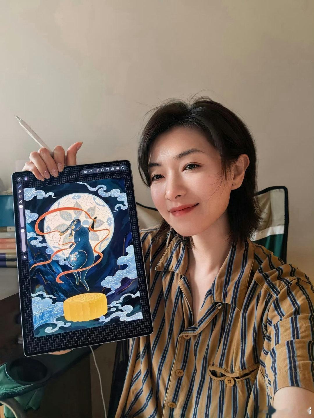 #万茜中秋手绘##万茜飞天去咯#被万茜的中秋手绘狠狠圈粉，笔下玉兔温柔软糯，国风笔触高级又治愈，不止演技出众，绘画功底同样出彩，多才多艺太加分。 ​