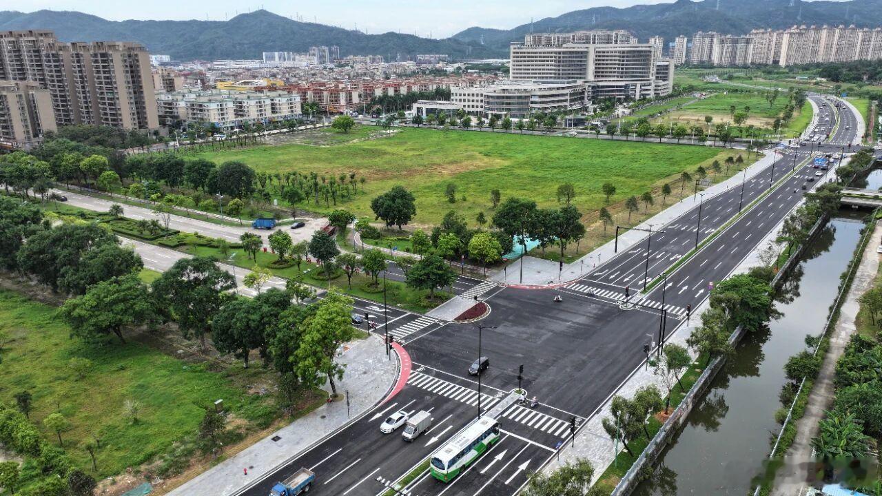 【三乡镇登贤路全线通车】6月6日，三乡镇登贤路南段车流涌动。该路段的正...