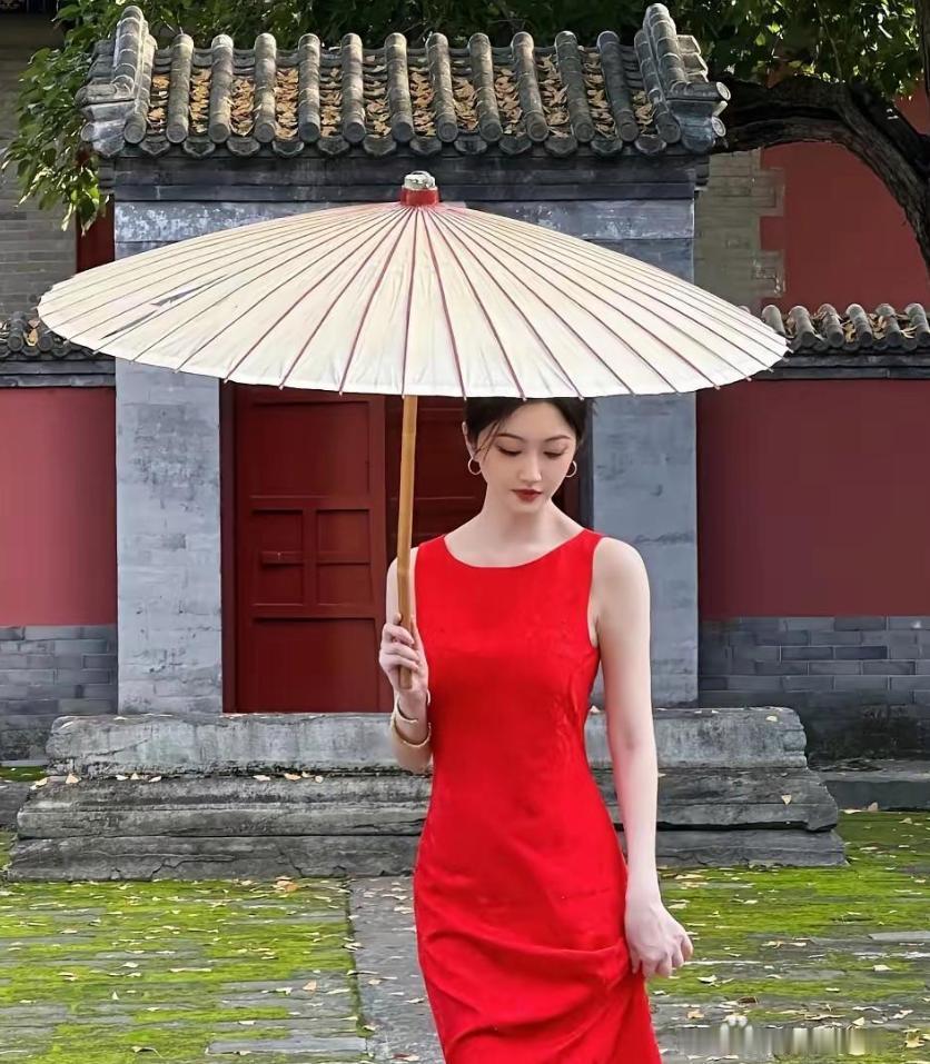 景甜在风波后，最新时尚大片来袭！
有一说一，她的观众缘奇好，这次出了这么大的事，她居然没有翻车，反而很多和她共事过的人，都出来力挺她，说明她为人处事，是很不错的！她一直给人一种娇憨感，很接地气，没有大美女的那种高高在上，反而很单纯可爱，没有心眼，她早年是富贵花，事业顺利，但人生不 ​