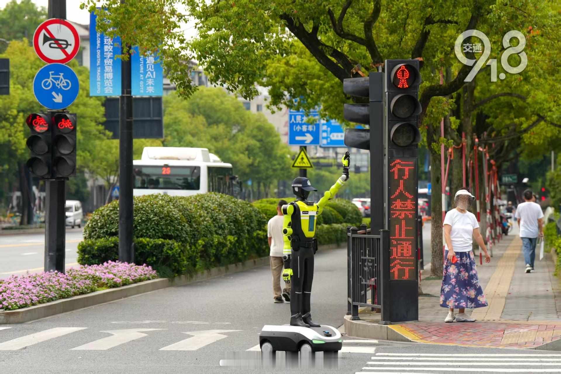 #杭州赛博交警飙英文##70岁大伯直呼机器人交警灵得很#   今天（9月14日）上午10点，滨江区江南大道通和路口，一台荧光绿色的“杭警智行”交管机器人正在路口执勤。

杭帮侠记者在现场用英文问它：“Where is the nearest subway station from here?”（请问离这里最近的地铁站在哪里？）话音刚落，机器 ​