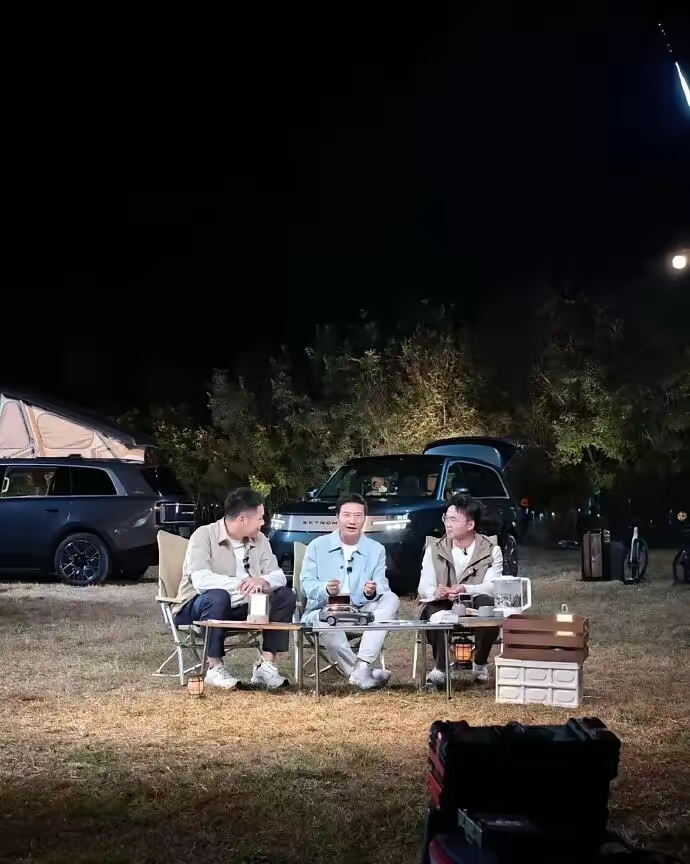 雷军蹲在露营地搭帐篷，旁边坐的是汽车博主阿飞，手机架在折叠桌边上聊小米澎程。聊着聊着他突然停下来，认真纠正网上一个说法——有人讲他打新宇树科技赚了一百多亿，他当场拆成两点回：不是个人投资，是顺为投的；也不是打新，是早期天使投资。
 
一个常年站在发布会聚光灯下的人，蹲在帐篷里急着跟网友掰扯&