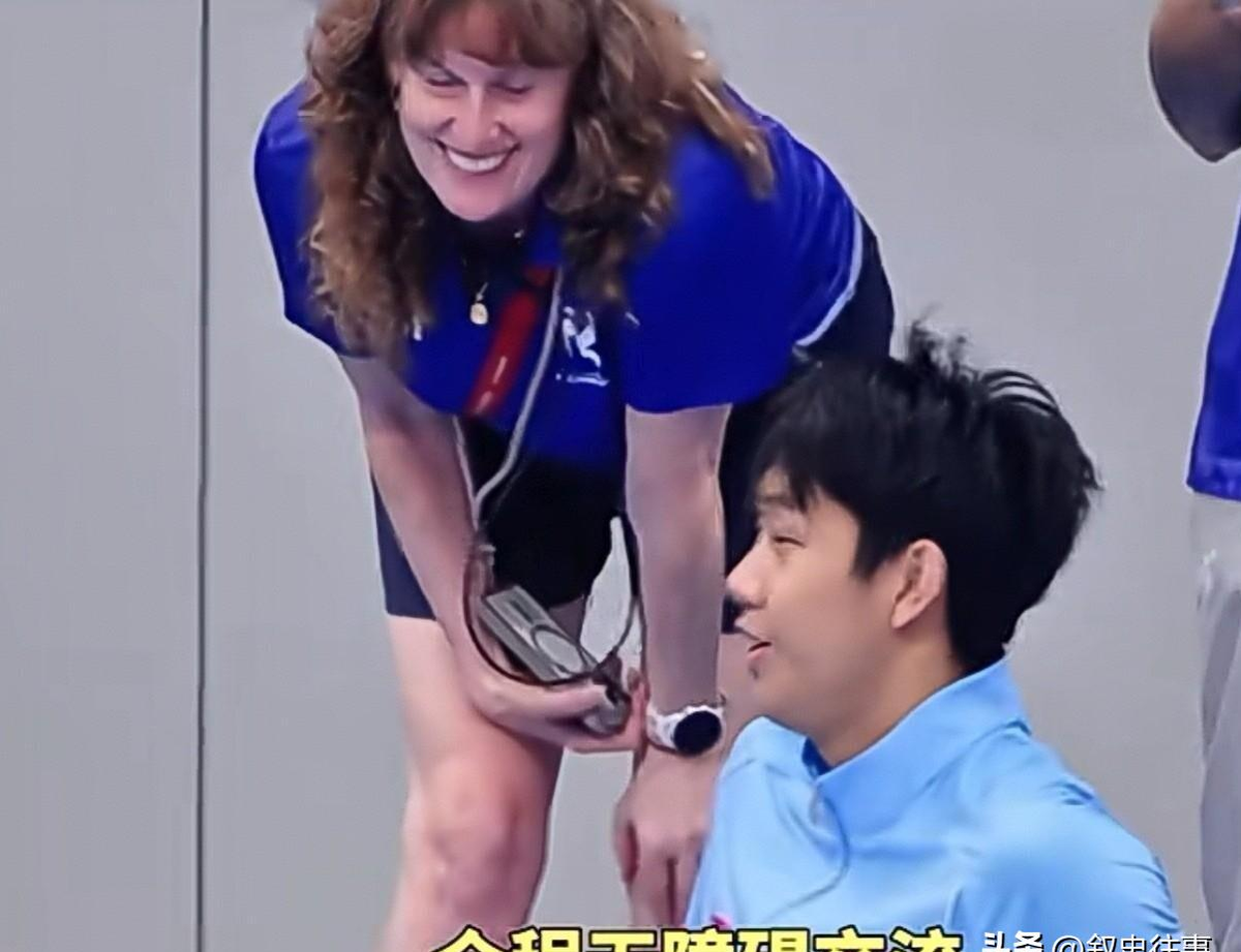 19岁，亚运七金，复旦在读，还能全程英文接受采访——张展硕才是这个时代最该被看见的年轻偶像！
2026年爱知·名古屋亚运会，张展硕出战八个项目，七次登顶，追平了尘封44年的单届亚运会个人夺金纪录，成为亚运游泳史上首位单届七金得主。200米自由泳，最后50米逆转韩国名将黄宣优，游出1分43秒49，把亚