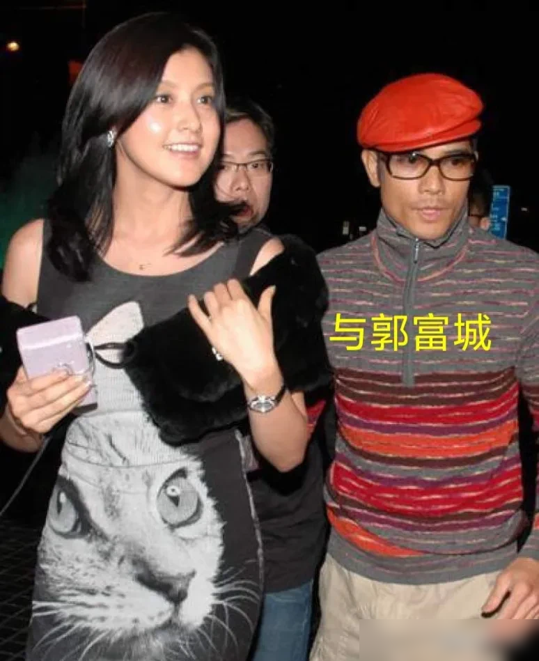 从钟丽缇、朱茵到藤原纪香，谈遍半个亚洲顶流女星的郭富城，最后竟娶了个不知名的小网红。
看看天王曾经的猎艳图鉴，一个比一个顶。钟丽缇高调示爱，跟日本女神藤原纪香在酒店缠绵，连名模熊黛林生生耗了七年，最后也只换来一句冰冷的鞋子不合脚。
这些绝色女星，个个有脾气，有手腕。
可方媛有什么？小他21岁，