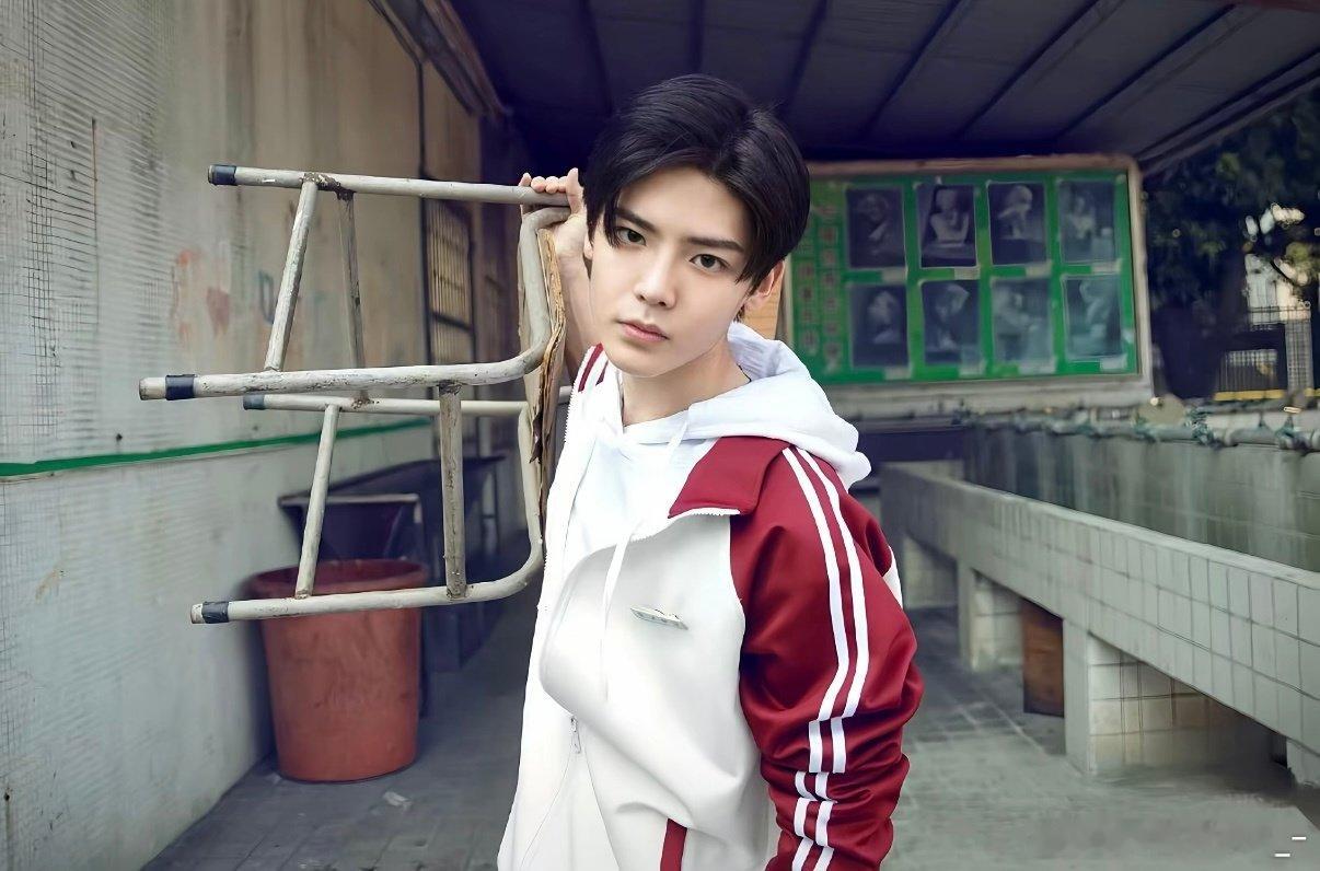 #侯明昊[超话]# 如果我的高中也有花彪就好了[抱一抱][抱一抱][抱一抱] ​