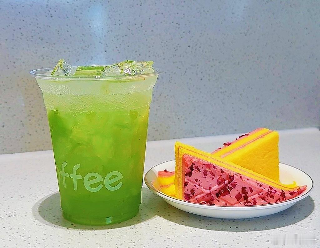 今日到荆门问界做车辆保养，正值暑假便带着孩子一同到店。
关爱经理胡玲看到我独自带孩子过来，格外细心贴心，主动牵着小朋友来到吧台，温柔询问孩子想吃些什么，对待孩子亲切热忱，如同家人一般。
让我在门店等候的过程格外安心。店内甜品、饮品品相很好，孩子也一直说胡阿姨特别温柔，还给拿了不少小 ​